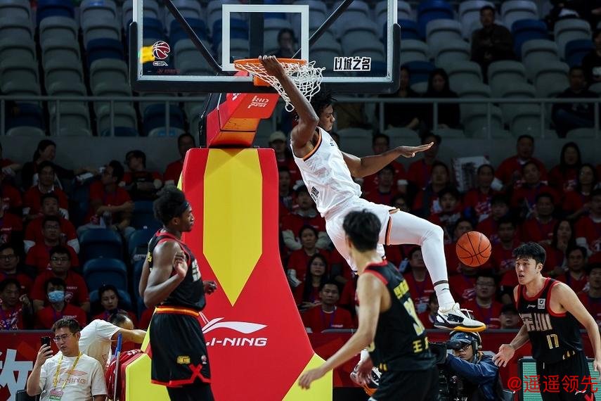 终结上海9连胜！CBA常规赛，深圳主场战胜上海